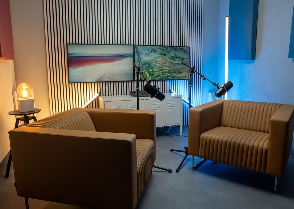 Světlá varianta podcastové scény
